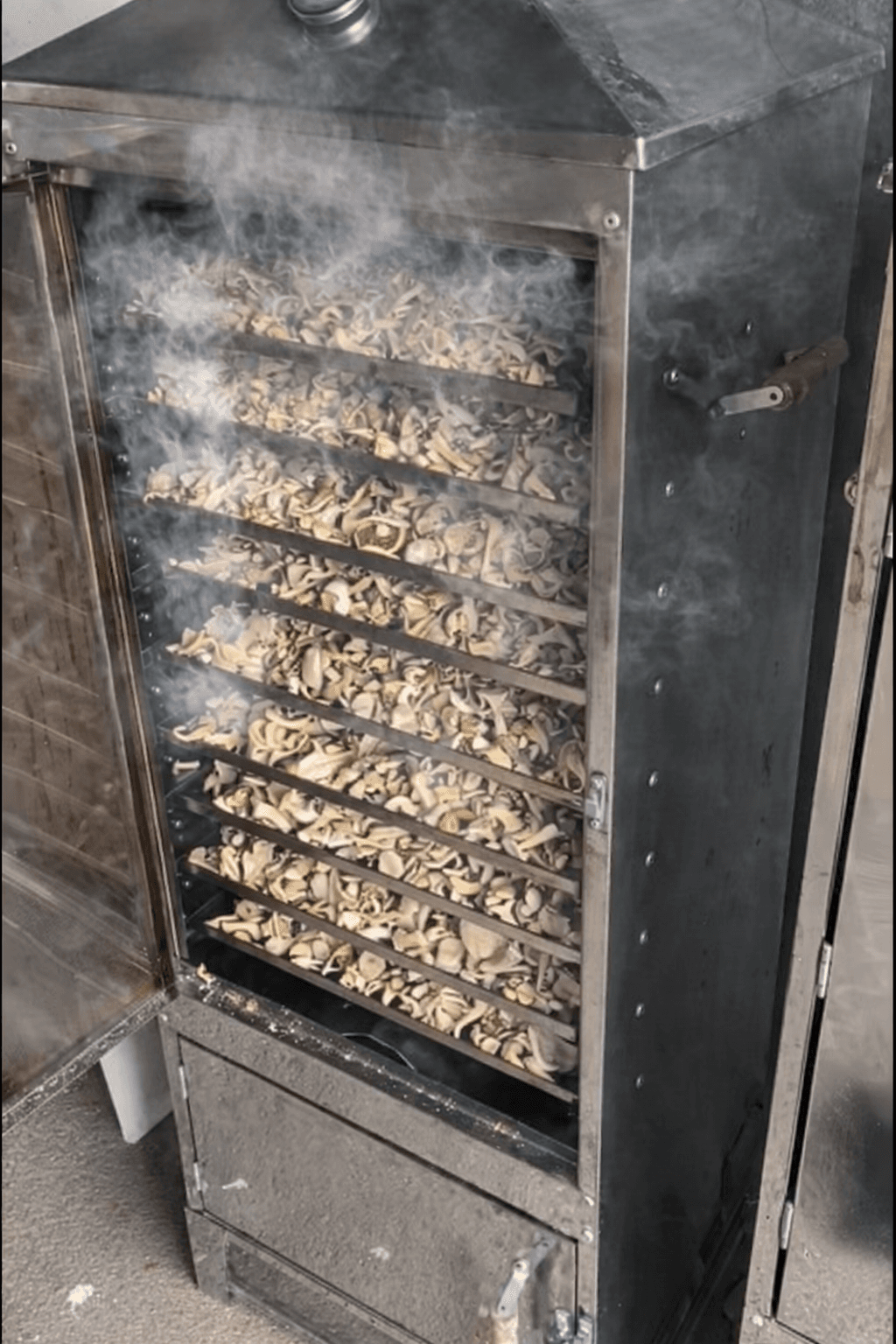 Processo de defumação com lenha frutada